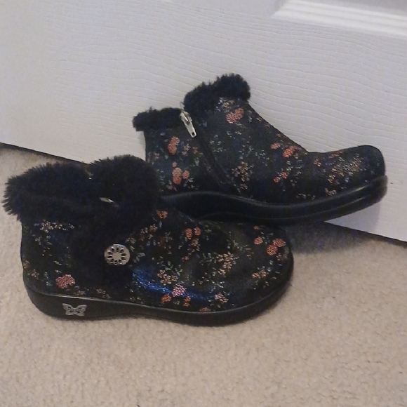 Alegria Shoes - Alegria Meri- Slip Resistant Cozy Black Floral Winter Boots